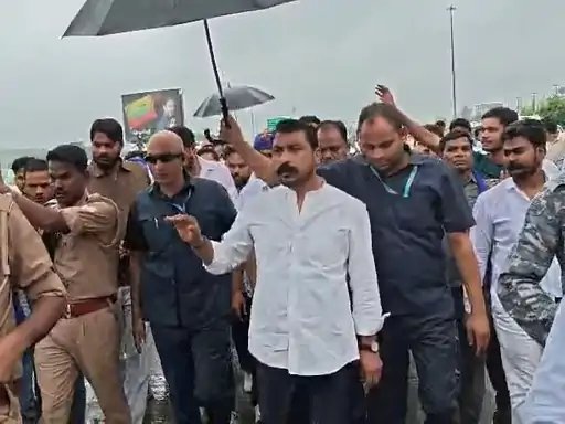 मुजफ्फरनगर: रोहाना टोल पर बवाल, काफिला रोके जाने पर पुलिस से भिड़े सांसद चंद्रशेखर आजाद