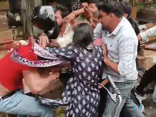मुजफ्फरनगर: प्रेमी युगल से मारपीट का मामला, 5 नामजद समेत 10-12 अज्ञात आरोपियों पर केस दर्ज