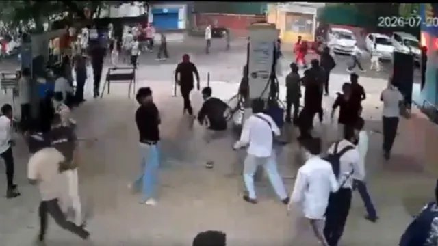 CJP प्रदर्शन के दौरान हिंसा का CCTV फुटेज आया सामने, पुलिस पर पत्थर-बोतलें फेंकते दिखे उपद्रवी
