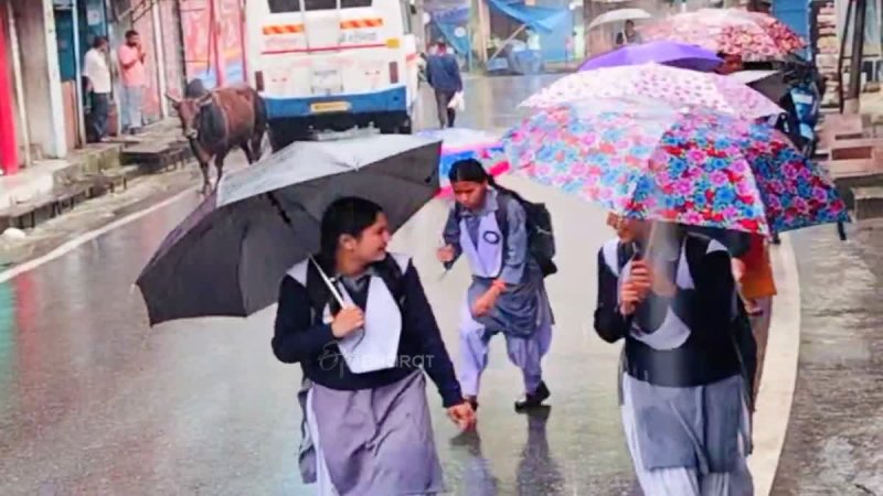 देहरादून में भारी बारिश का अलर्ट, कल कक्षा 1 से 12 तक के स्कूल रहेंगे बंद