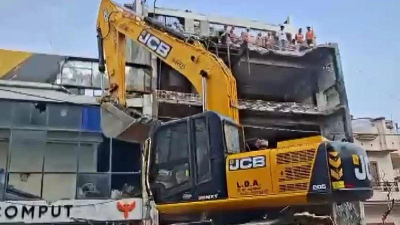 लखनऊ: अलीगंज अग्निकांड के 32 दिन बाद अवैध इमारत पर चला बुलडोजर