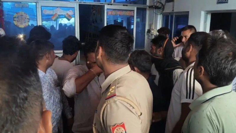 मथुरा: स्कूल बस की चपेट में आने से छात्र की मौत, गुस्साए ग्रामीणों ने कॉलेज में किया हंगामा