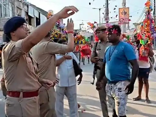 मुजफ्फरनगर: शिव चौक पर कांवड़ियों पर पुष्पवर्षा, SP सिटी ने कांवड़ मार्गों का लिया जायजा