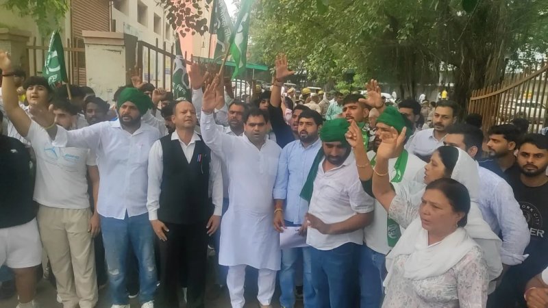 नीट पेपर लीक और लाठीचार्ज के विरोध में हरियाणा में प्रदर्शन, धर्मेंद्र प्रधान के इस्तीफे की मांग