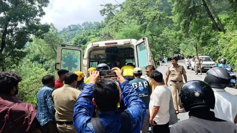नैनीताल से लौट रहे लखनऊ के पर्यटकों की टवेरा खाई में गिरी, दो गंभीर घायल