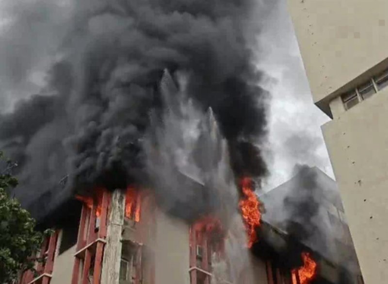 लखनऊ के जवाहर भवन में भीषण आग, खाद्य एवं रसद विभाग के कार्यालय में मचा हड़कंप
