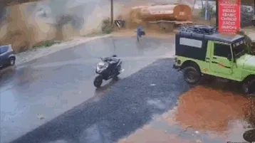 वायनाड भूस्खलन का खौफनाक वीडियो आया सामने, टैंकर और बस मलबे में बहे