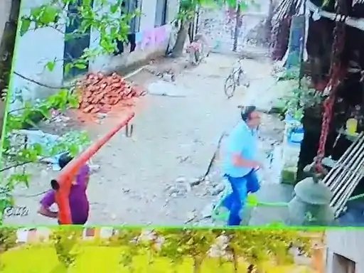 मुजफ्फरनगर: मंदिर में महिला से अभद्रता का आरोप, सामान फेंकने और धमकी देने का VIDEO आया सामने