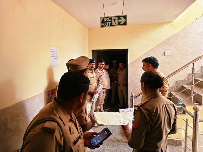 मेरठ में बंद रेस्टोरेंट पर पुलिस की रेड, कमरों से मिले पांच जोड़े; जांच शुरू