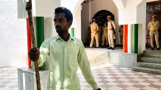 लखीमपुर: डीएम कार्यालय के बाहर युवक ने लहराई कुल्हाड़ी, पुलिस ने हिरासत में लेकर छोड़ा