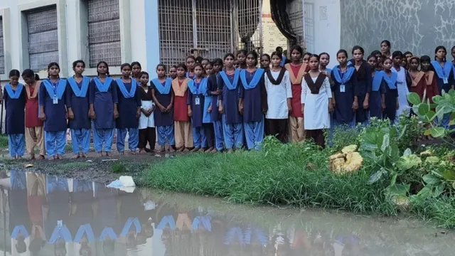 बिहार के सरकारी स्कूल हॉस्टल में छात्राओं का नाली साफ करते वीडियो वायरल, वार्डेन ने बताया साजिश