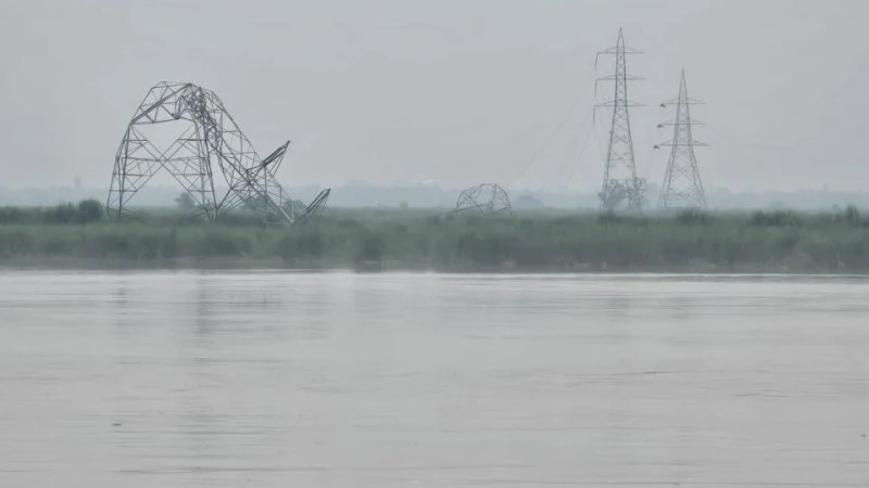 मेरठ: गंगा की तेज धारा में बहे 220 केवी लाइन के दो टावर, करोड़ों का नुकसान
