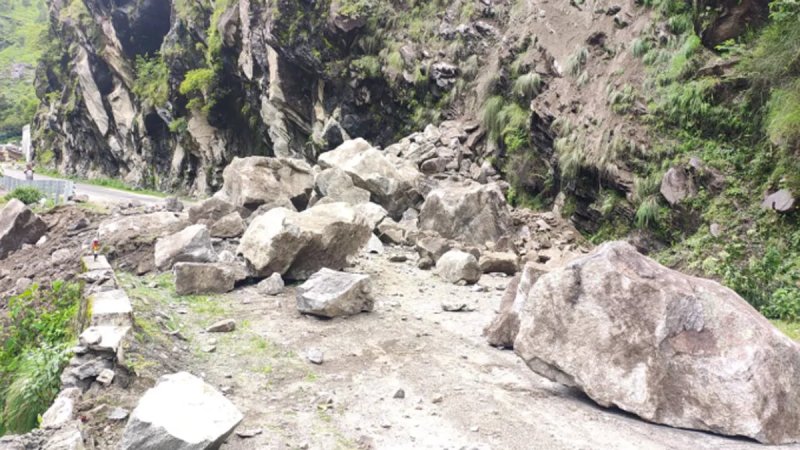 कैलास मानसरोवर यात्रा मार्ग पर विशाल चट्टान गिरी, मालपा-लामारी के बीच सड़क बंद