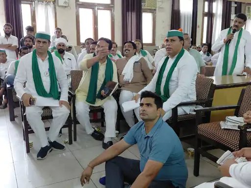 जले ट्रांसफॉर्मर बदलने के नाम पर पैसे मांगने का आरोप, किसानों ने अधिकारियों के सामने उठाई आवाज