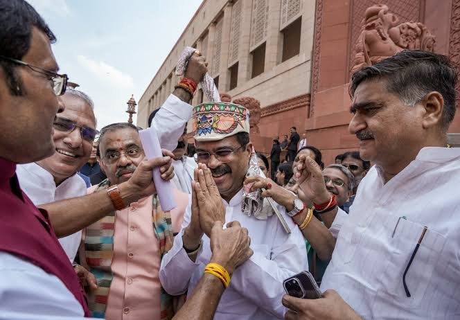 इस्तीफे के बाद पहली बार संसद पहुंचे धर्मेंद्र प्रधान, बीजेपी सांसदों ने लगाए ‘जिंदाबाद’ के नारे