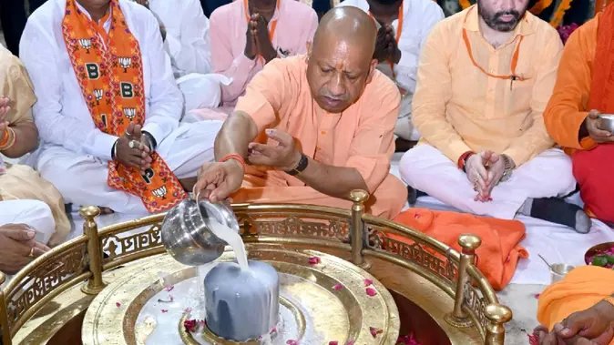 कांग्रेस लूट करती है, सपा डकैती डालती है: सीएम योगी