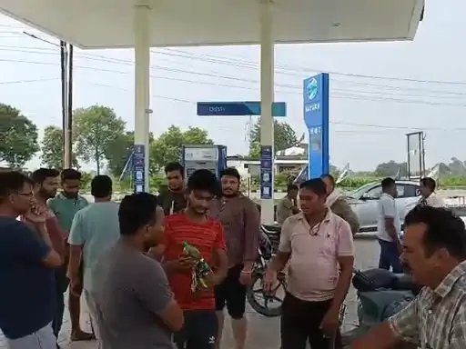 मुजफ्फरनगर: पेट्रोल पंप पर हंगामा, ईंधन में पानी मिलने का आरोप; जांच की मांग