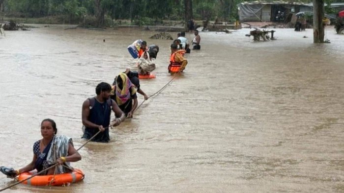 छत्तीसगढ़ में बारिश का कहर, नदी में फंसे 14 मजदूर सुरक्षित निकाले गए