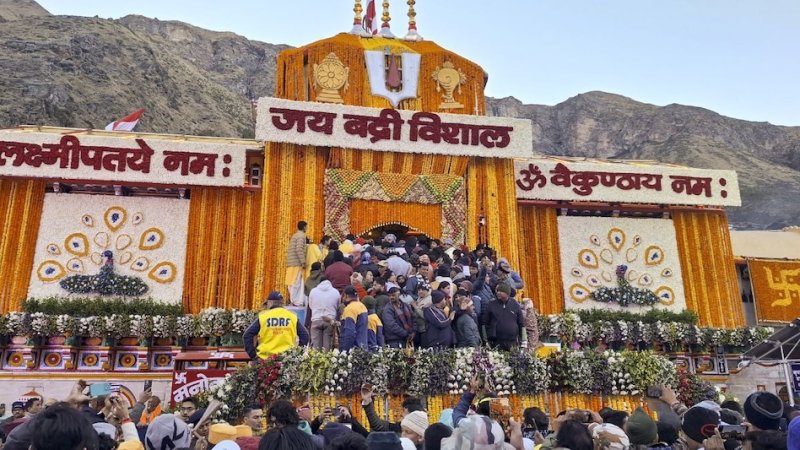 बदरीनाथ धाम दान विवाद: CCTV फुटेज के बाद कार्मिक हटाया गया, जांच तेज