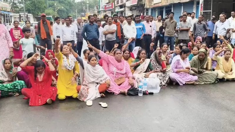 कोरिया में 17 वर्षीय छात्रा की मौत पर बवाल, परिजनों ने थाने का घेराव कर किया चक्काजाम