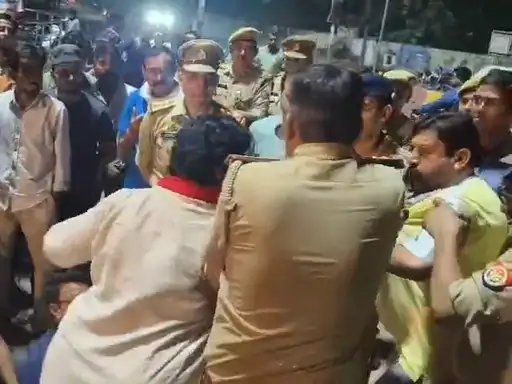 मुजफ्फरनगर में सपा धरने के दौरान हंगामा, विरोध करने पहुंचे युवक की पिटाई का वीडियो वायरल