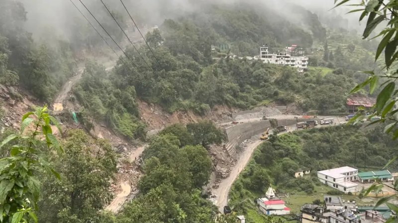 यमुनोत्री घाटी में बारिश का कहर, स्याना चट्टी के पास हाईवे का 100 मीटर हिस्सा बहा