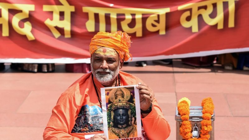 संसद परिसर में साधु के भेष में प्रदर्शन पर नया विवाद, संत समाज नाराज; लोकसभा अध्यक्ष से कार्रवाई की मांग