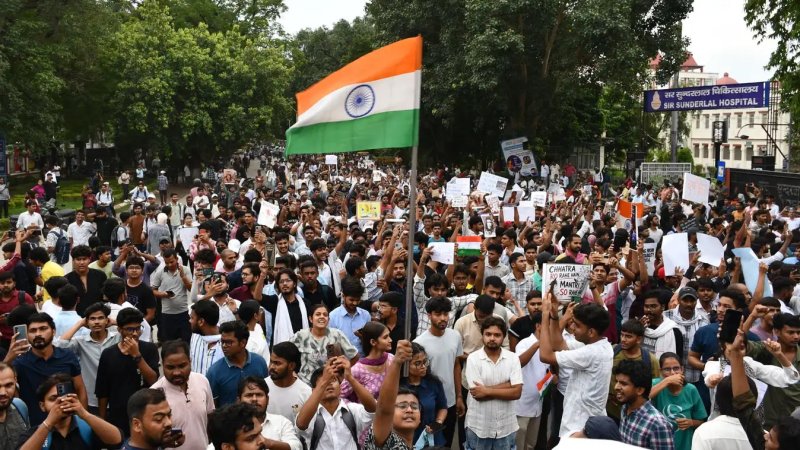 बीएचयू में सोनम वांगचुक के समर्थन में छात्रों का न्याय मार्च, शिक्षा मंत्री के इस्तीफे की मांग