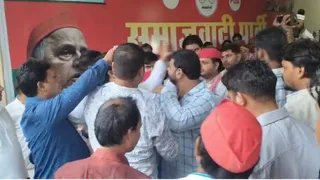 आगरा: सपा कार्यालय में मचा बवाल, बैठक खत्म होते ही आपस में भिड़े नेता, चले लात-घूंसे