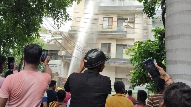 नोएडा सेक्टर-19 में AC शॉर्ट सर्किट से लगी भीषण आग, समय रहते बाहर निकले 11 लोग