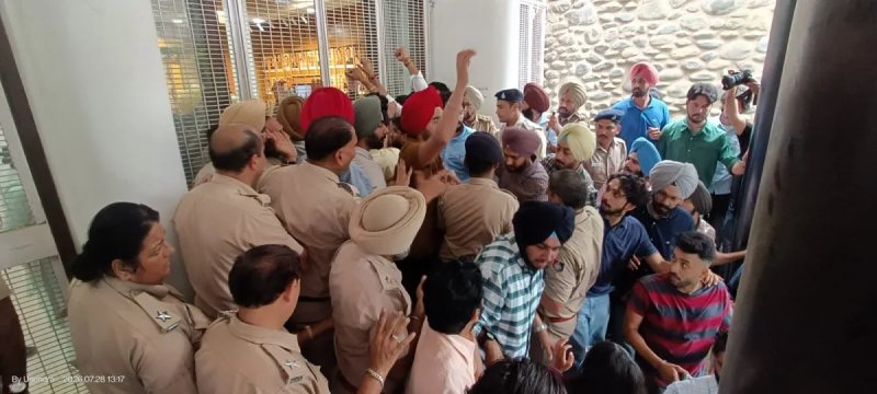 पंजाब यूनिवर्सिटी में करंट से पीएचडी स्कॉलर की मौत, छात्रों ने किया हंगामा