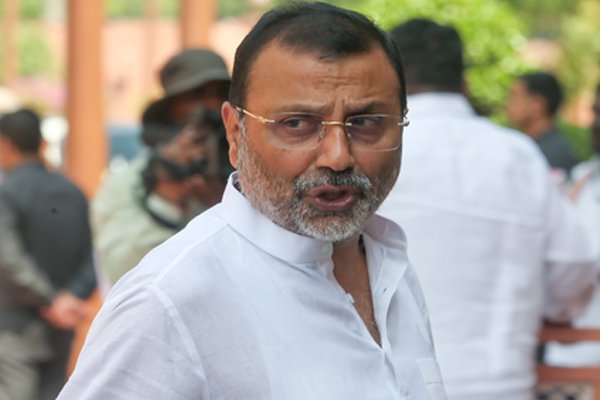 राहुल गांधी की विदेश यात्राओं पर निशिकांत दुबे का हमला, बोले- हटाने का प्रस्ताव लाएंगे