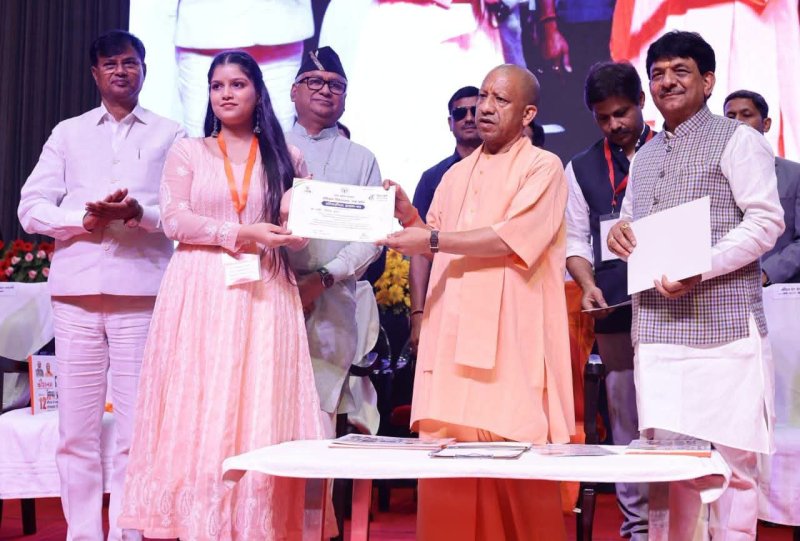 CM योगी ने लॉन्च किए 'कौशल सारथी' और 'कौशल सेतु' मॉड्यूल, 21 युवा आइकॉन को किया सम्मानित