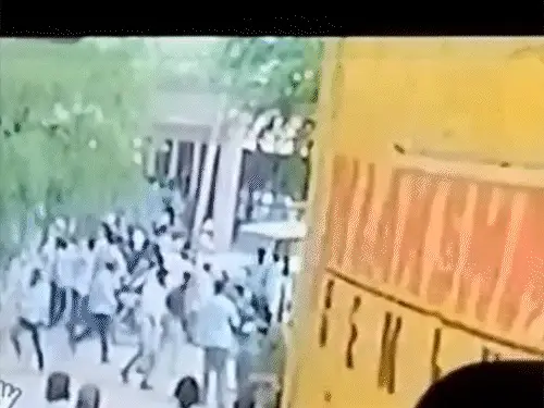 नागौर में वीडियो बनाने से रोका तो भड़के युवक, भीड़ पर चढ़ाया कैंपर; महिला-बच्ची घायल