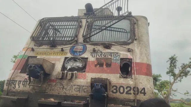 बिहार में बड़ा रेल हादसा टला, ट्रैक्टर-ट्रॉली से टकराई जनसेवा एक्सप्रेस