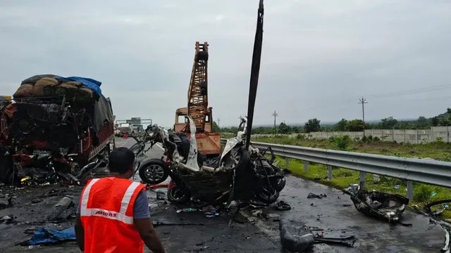 समृद्धि एक्सप्रेसवे पर खड़ी कार को ट्रक ने मारी टक्कर, हादसे में 6 लोगों की मौत