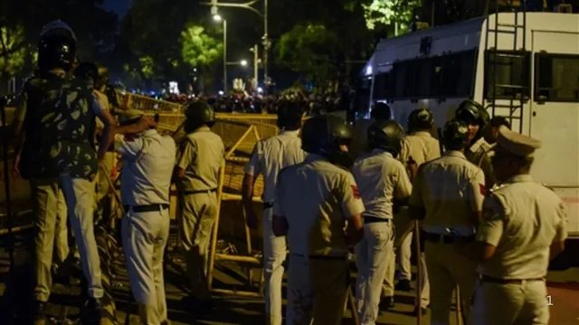 कनॉट प्लेस बंदी के बीच केजरीवाल ने उठाए सवाल, दिल्ली पुलिस ने दी सफाई