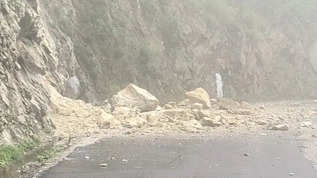 नैनीताल-भवाली रोड पर दरकी पहाड़ी, सड़क पर गिरे विशाल बोल्डर; बाल-बाल बचे वाहन