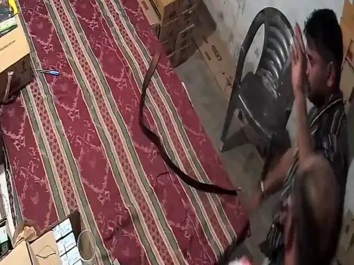 मुजफ्फरनगर में शराब ठेके के अंदर ग्राहक की बेल्ट से पिटाई, वीडियो वायरल; सेल्समैन गिरफ्तार