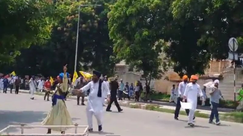 अमृतपाल सिंह की रिहाई की मांग पर चंडीगढ़ में बवाल, बैरिकेड तोड़े; पुलिस ने छोड़ी वाटर कैनन