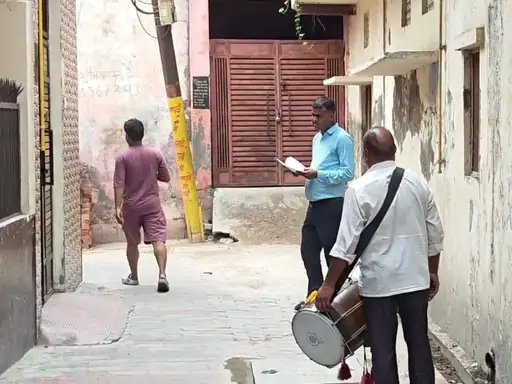 मुजफ्फरनगर में अनोखी कार्रवाई, बच्चे की कस्टडी मामले में ढोल बजाकर कराई गई मुनादी