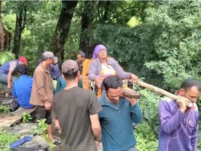 बागेश्वर में मानवता की मिसाल: बीमार महिला को डोली में 10 किमी पैदल ले गए ग्रामीण