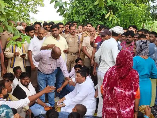 मुजफ्फरनगर: संविदा लाइनमैन की मौत के बाद ग्रामीणों का प्रदर्शन, बिजलीघर के बाहर धरने पर बैठे लोग