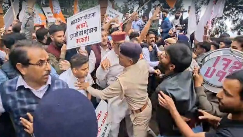 शिमला में भाजपा और SFI कार्यकर्ता आमने-सामने, प्रदर्शन के दौरान हुई धक्का-मुक्की