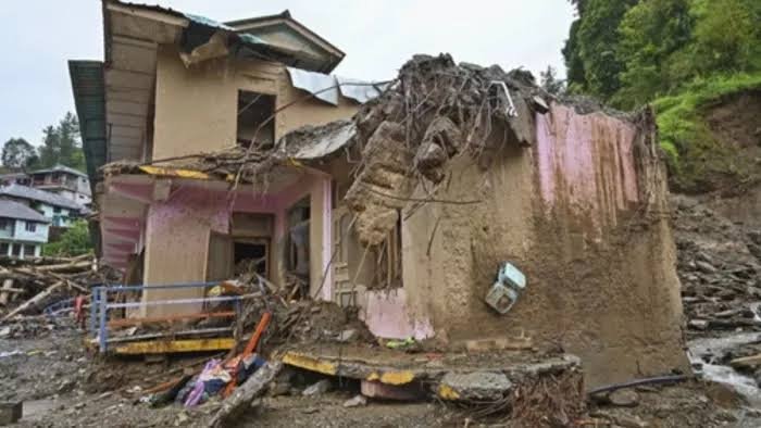 हिमाचल में बारिश का कहर, बादल फटने से दो पंचायतों में तबाही; कार पर पत्थर गिरने से किशोरी की मौत