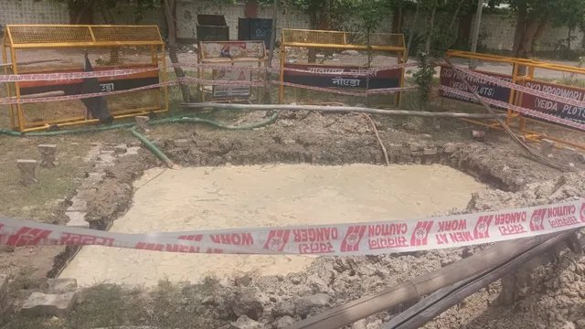 ग्रेटर नोएडा हादसे में बड़ा एक्शन, ठेकेदार ब्लैकलिस्ट; दो सुपरवाइजरों की सेवाएं खत्म