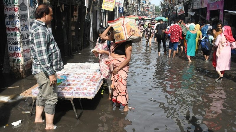 दिल्ली-NCR में झमाझम बारिश से मौसम सुहावना, कई इलाकों में जलभराव