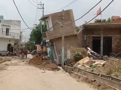 ग्रेटर नोएडा में नाले की खुदाई बनी आफत, दुकान और निर्माणाधीन मकान भरभराकर गिरे