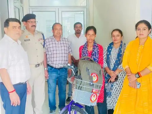 मुजफ्फरनगर: मुश्किल हालात में भी नहीं छोड़ी पढ़ाई, रुचि गोयल को जिला प्रशासन ने दी शैक्षणिक सहायता