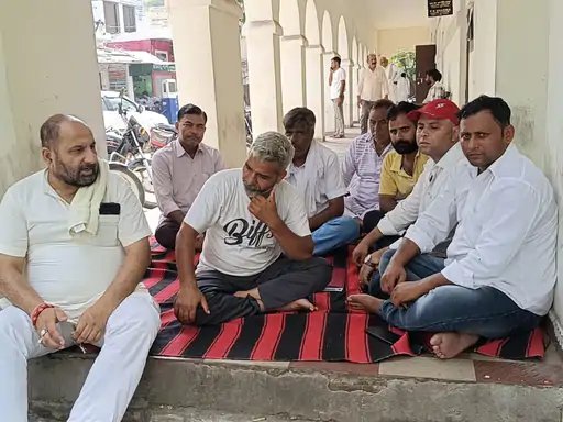 मुजफ्फरनगर: बंद रास्ता खुलवाने को लेकर आंदोलन, कलेक्ट्रेट में धरने पर बैठे कॉलोनीवासी